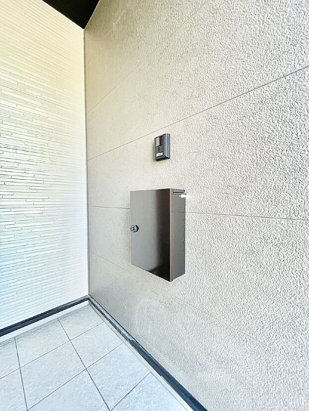 【その他現地】シンプルデザインのポスト。