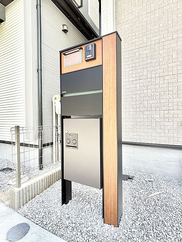 【その他現地】シンプルデザインのポスト。
