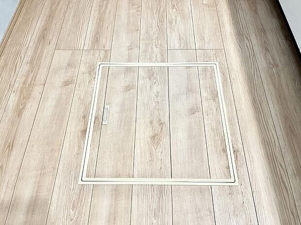 【その他設備(床下収納)】床下収納付き！日用品・非常用品の収納にも大活躍。