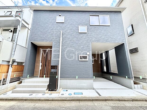 【現地外観写真】たっぷりの陽光と開放感に包まれる明るい住まい