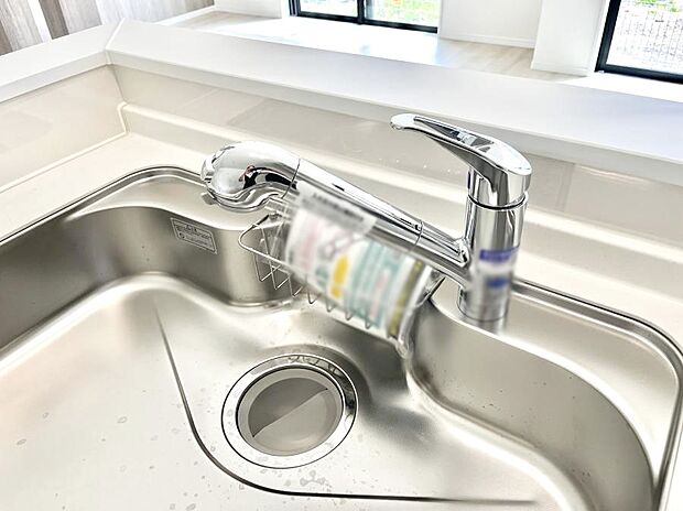 【その他設備(浄水器)】いつでも清潔なおいしいお水を。一つの水栓で水道水と浄水を使い分け。