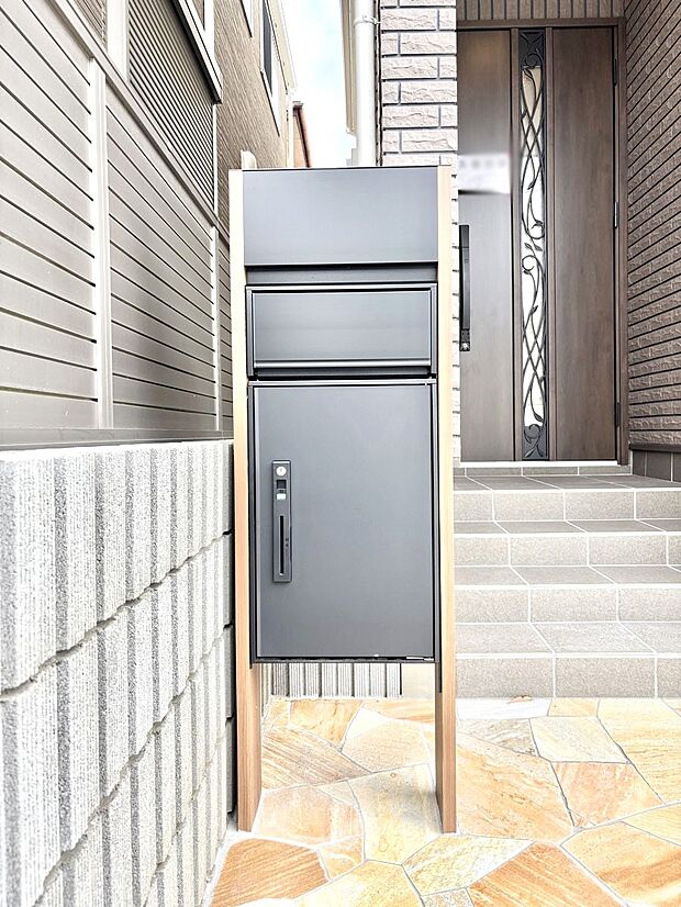 【その他現地】シンプルデザインのポスト。
