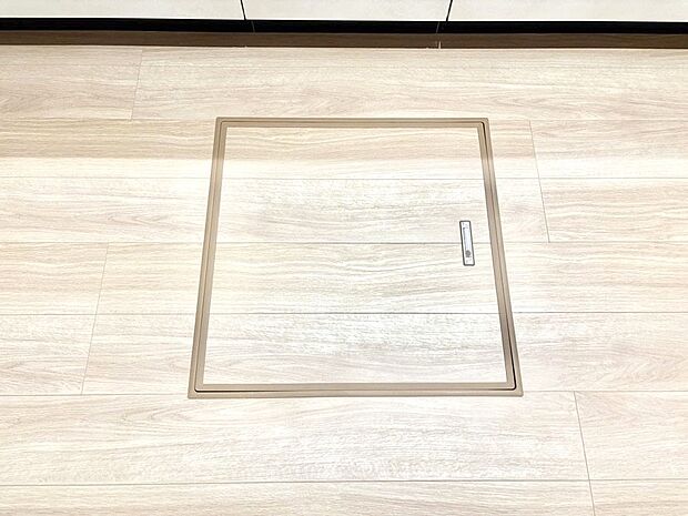【その他設備(床下収納)】床下収納付き!日用品・非常用品の収納にも大活躍。