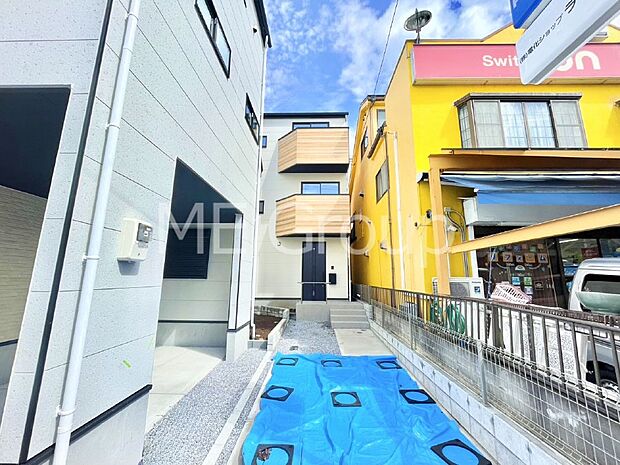 【現地外観写真】シンプルで落ち着きのある建物は住むかたの個性でオリジナルなものになっていきます。 