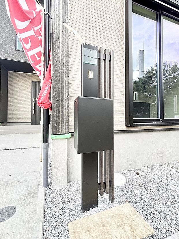 【その他現地】シンプルデザインのポスト。