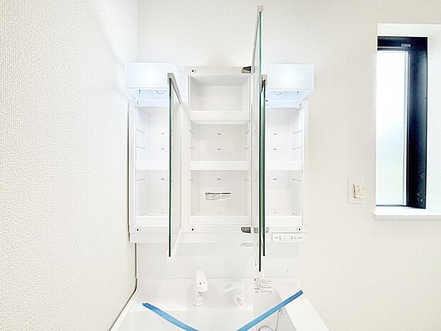【その他設備(三面鏡裏収納)】三面鏡の裏に、化粧品や衛生用品などを収納可能。洗面台をすっきりと保ちます！