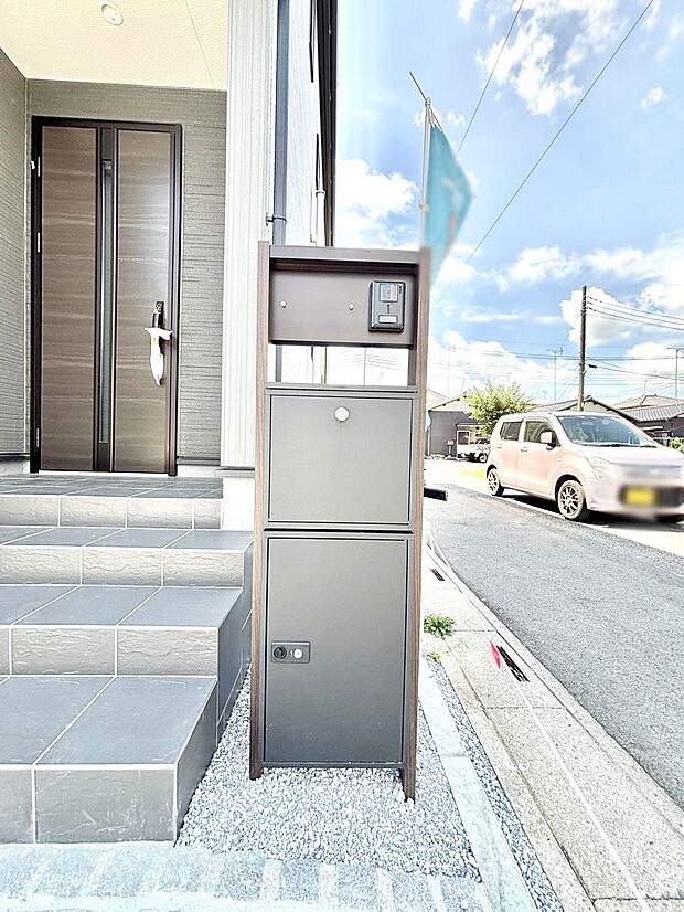 【その他現地】シンプルデザインのポスト。