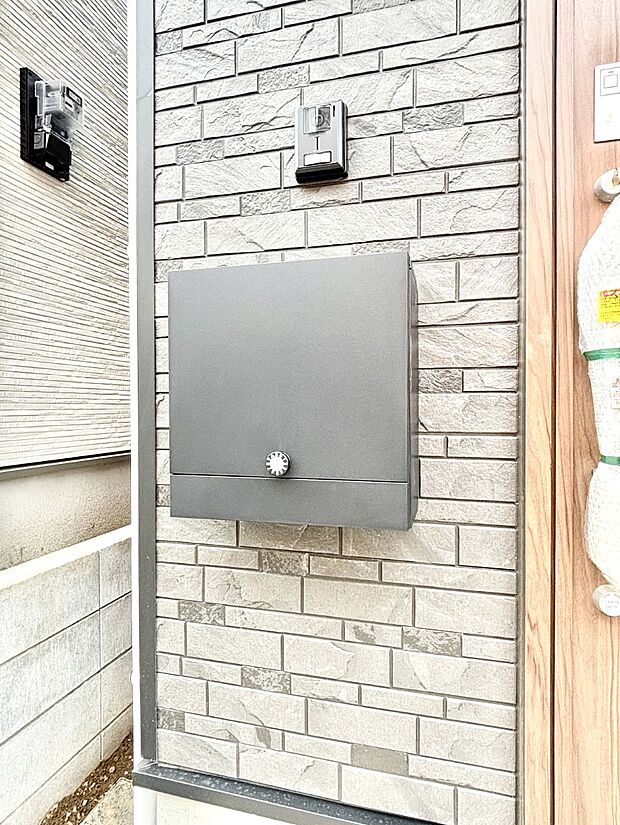 【その他現地】シンプルデザインのポスト。