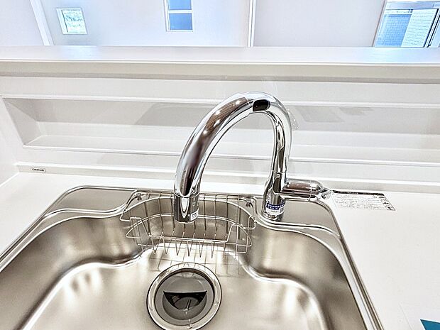 【その他設備(タッチレス水栓)】水栓に触れずに吐止水ができるタッチレス水栓。浄水器付き。  