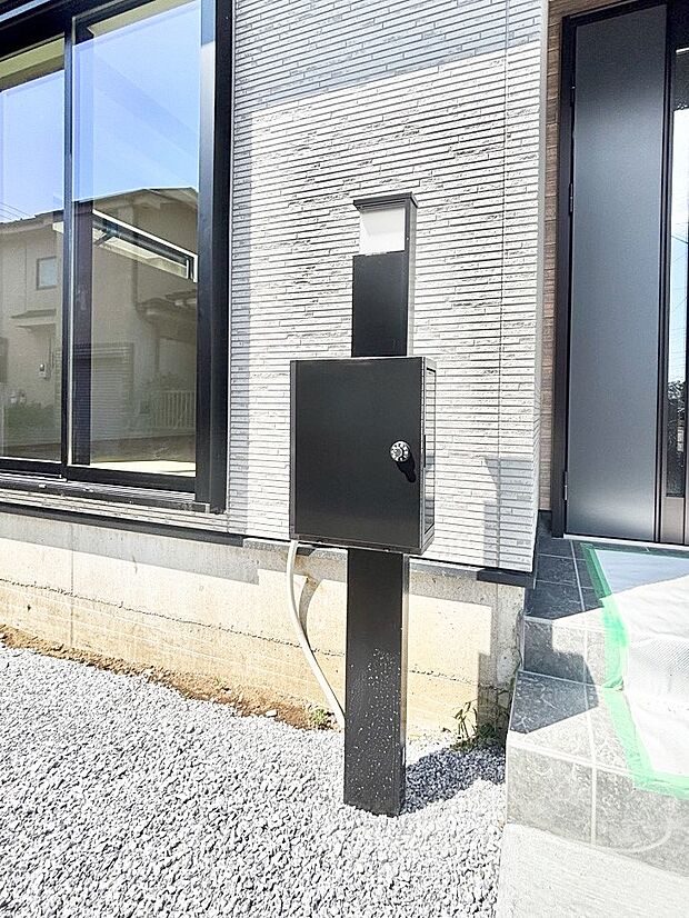 【その他現地】シンプルデザインのポスト。