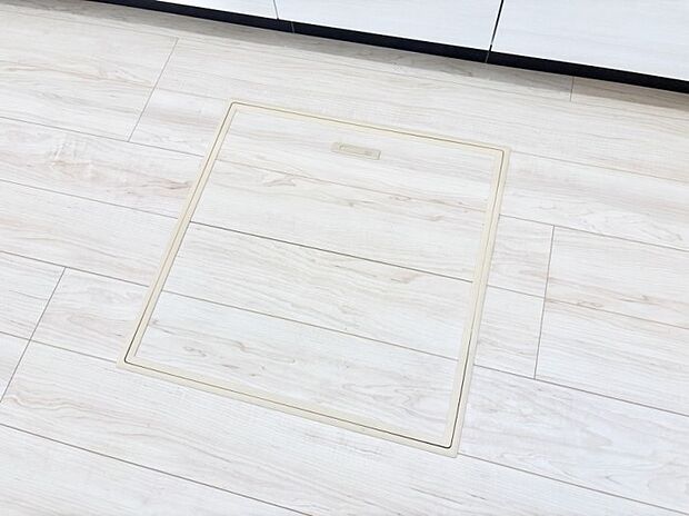 【その他設備(床下収納)】床下収納付き！日用品・非常用品の収納にも大活躍。