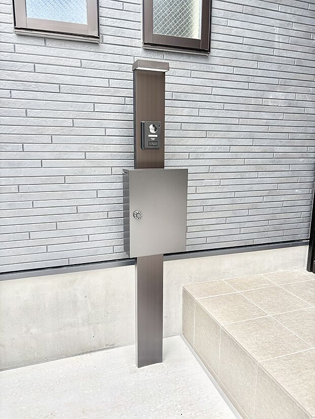 【その他現地】シンプルデザインのポスト。