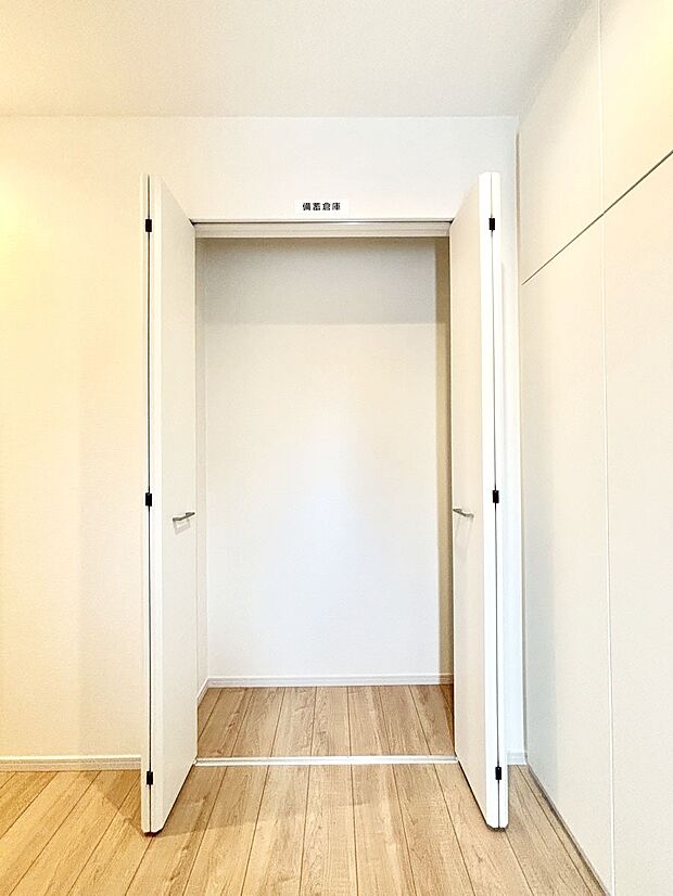 【その他設備(玄関ホール収納)】玄関ホール収納です。掃除道具やお出かけ用グッズの収納に便利です。