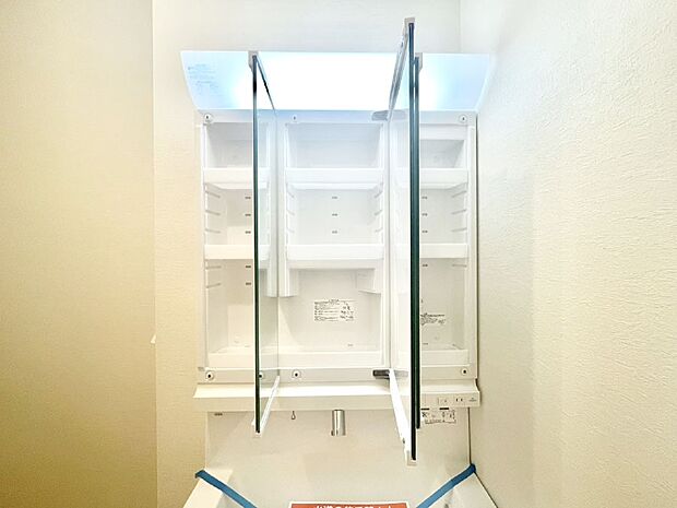 【その他設備(三面鏡裏収納)】三面鏡の裏に、化粧品や衛生用品などを収納可能。洗面台をすっきりと保ちます!