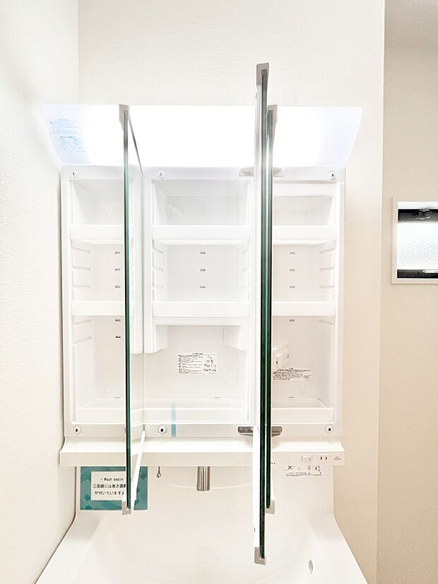 【その他設備(三面鏡裏収納)】三面鏡の裏に、化粧品や衛生用品などを収納可能。洗面台をすっきりと保ちます！