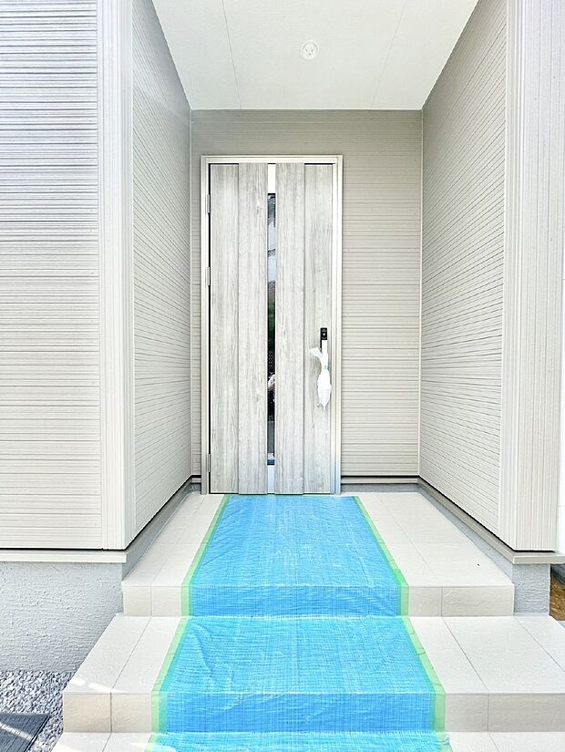 【玄関】玄関前は雨が降っても濡れにくい屋根付き