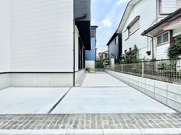 【駐車場】2台(車種による)駐車可!ご家族みんなの自転車も置ける広々カースペース。