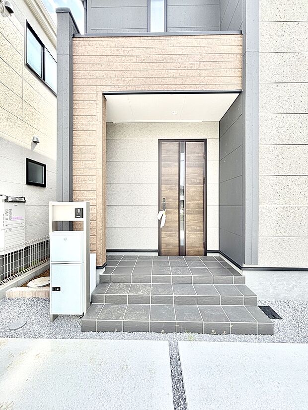 【玄関】大切な家族、来客を出迎える玄関。