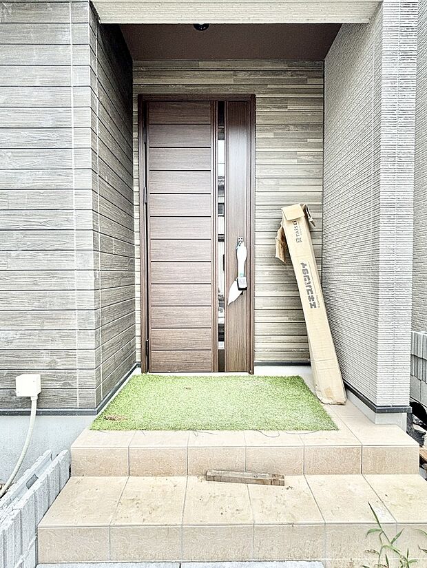 【玄関】大切な家族、来客を出迎える玄関。玄関前は屋根付きで雨が降っていても濡れにくいです。 