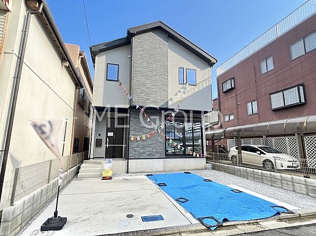 【現地外観写真】洗練された外観、上質な住空間が広がる室内は永く安心して過ごせる住居です。 