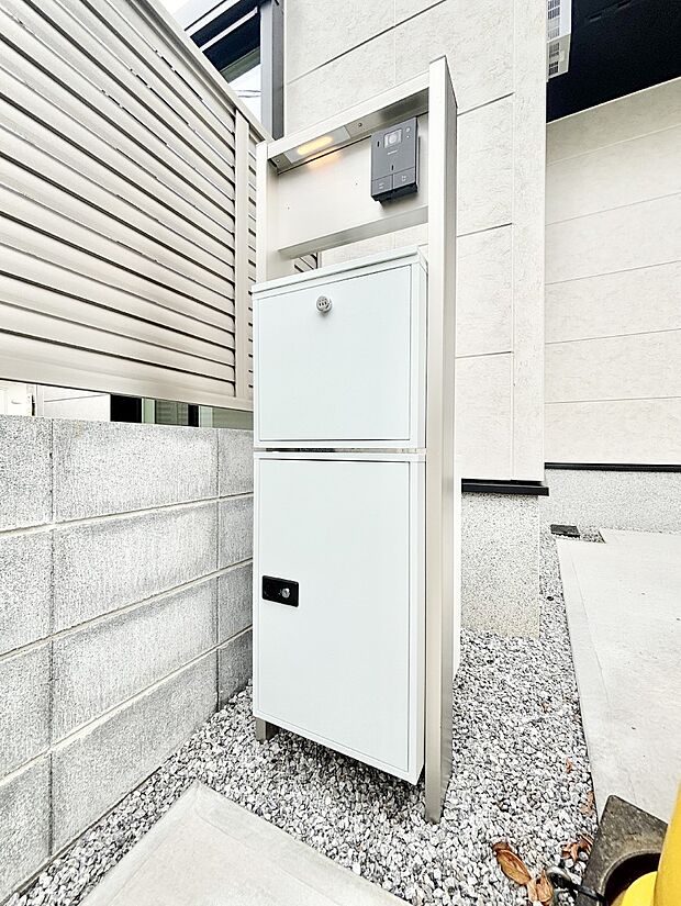 【その他現地】表札・インターホン・ポスト・宅配BOXをひとつに集約。エントランスになじむシンプルデザイン。