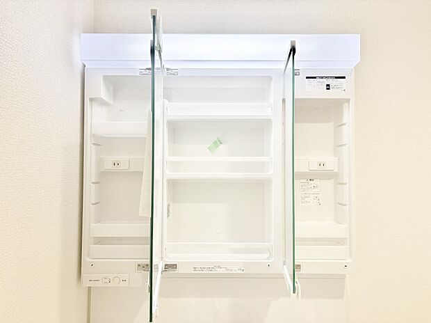 【その他設備(三面鏡裏収納)】三面鏡の裏に、化粧品や衛生用品などを収納可能。洗面台をすっきりと保ちます！