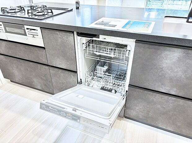 【その他設備(食洗機)】面倒なお片づけは食洗機にお任せ！家事の負担が減って、時間にも気持ちにもゆとりができます。