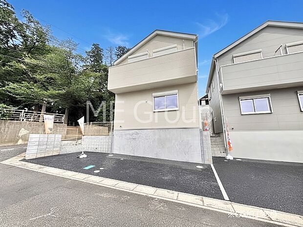 【現地外観写真】洗練された外観、上質な住空間が広がる室内は永く安心して過ごせる住居です。 
