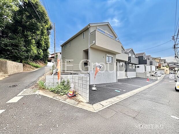 【前面道路含む現地写真】角地なので日当たりも良く、お家が堂々として見えます。