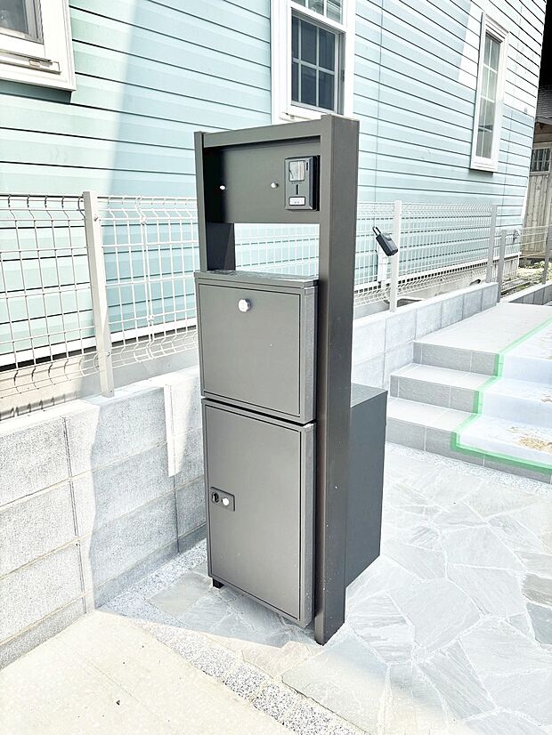 【その他現地】シンプルデザインのポスト。