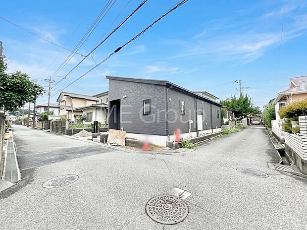 【前面道路含む現地写真】角地なので日当たりも良く、お家が堂々として見えます。