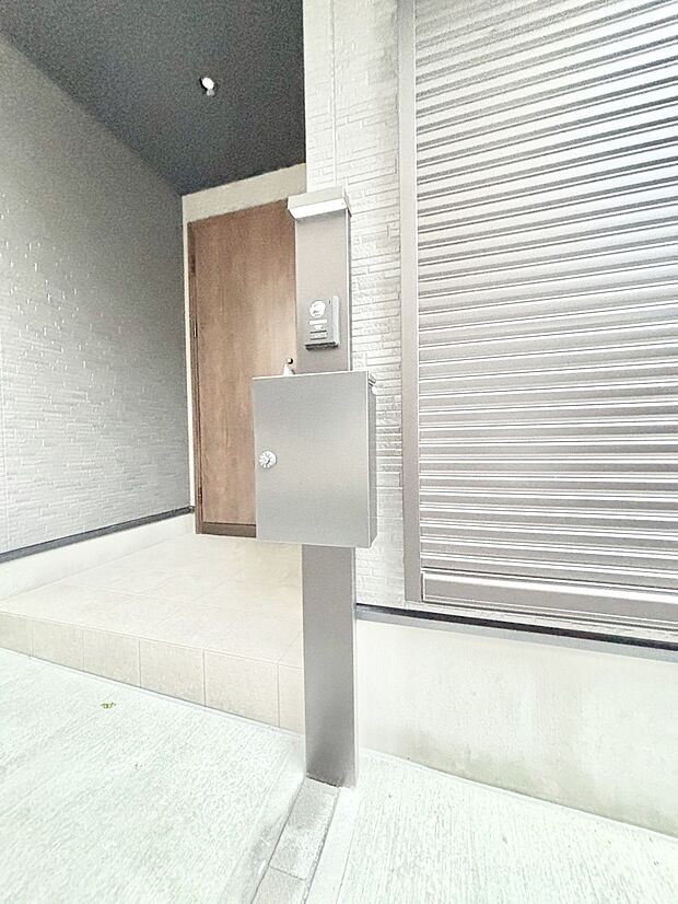 【その他現地】シンプルデザインのポスト。