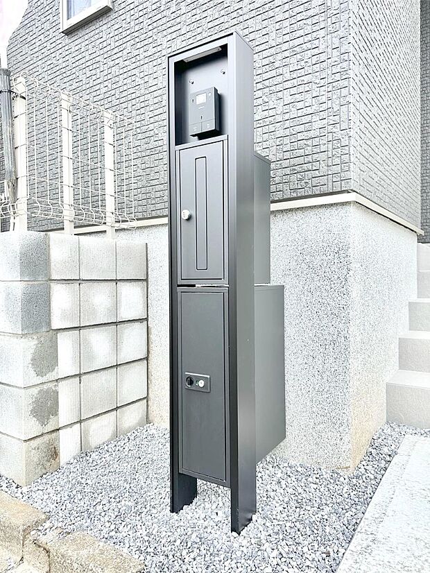 【その他現地】シンプルデザインのポスト。
