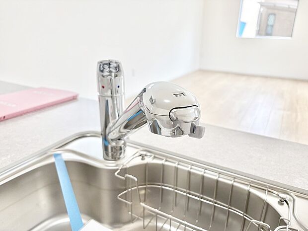 【その他設備(浄水器)】いつでも清潔なおいしいお水を。一つの水栓で水道水と浄水を使い分け。