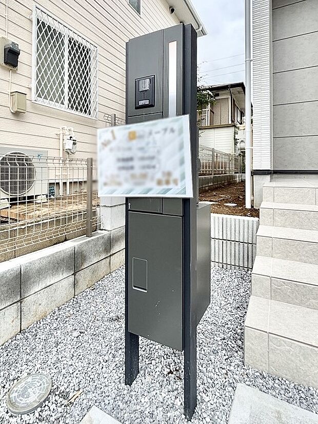 【その他現地】表札・インターホン・ポスト・宅配ＢＯＸをひとつに集約。エントランスになじむシンプルデザイン。
