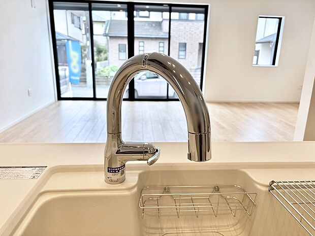 【その他設備(浄水器)】いつでも清潔なおいしいお水を。一つの水栓で水道水と浄水を使い分け。