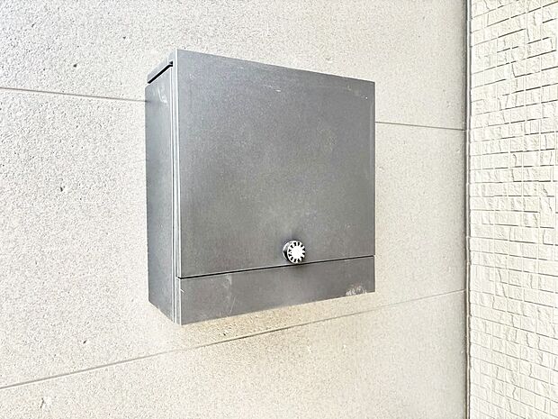 【その他現地】シンプルデザインのポスト。