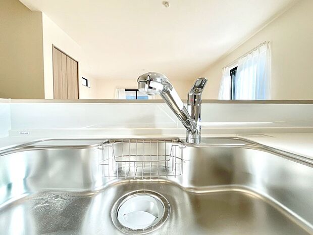 【その他設備(浄水器)】いつでも清潔なおいしいお水を。一つの水栓で水道水と浄水を使い分け。