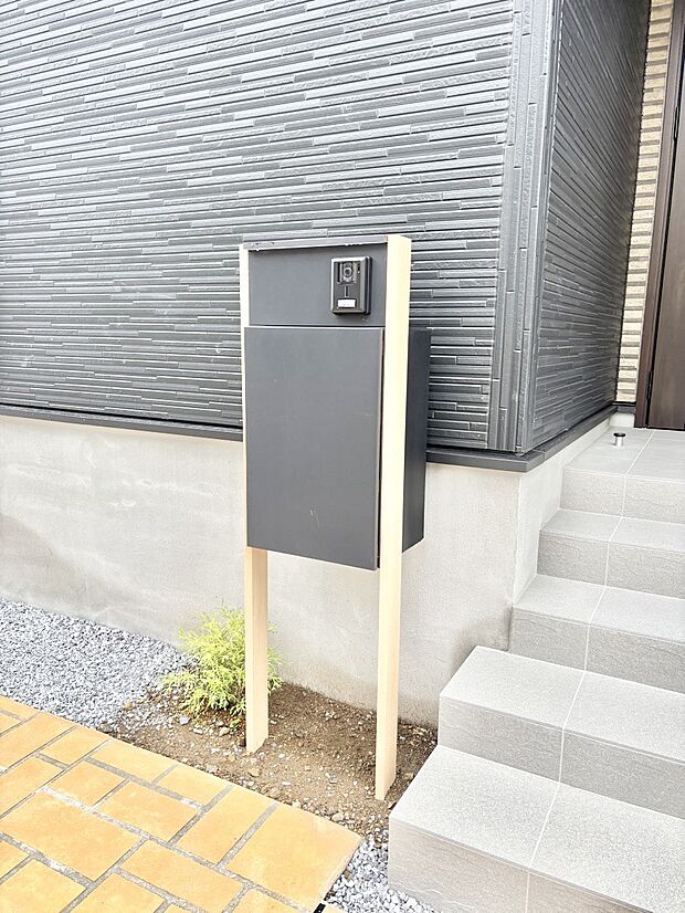 【その他現地】シンプルデザインのポスト。