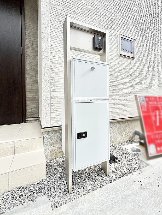 【その他現地】表札・インターホン・ポスト・宅配BOXをひとつに集約。エントランスになじむシンプルデザイン。