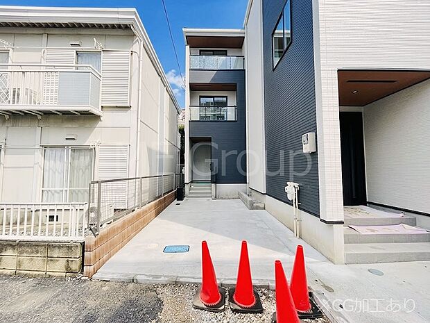 【現地外観写真】奥まった敷地にあるプライベートを保てる住まい