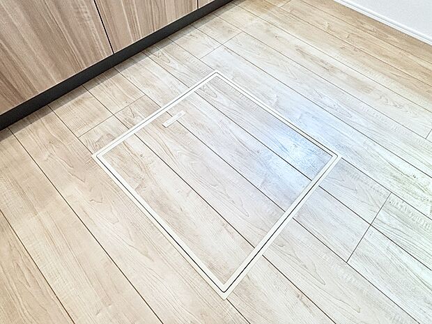 【その他設備(床下収納)】床下収納付き!日用品・非常用品の収納にも大活躍。