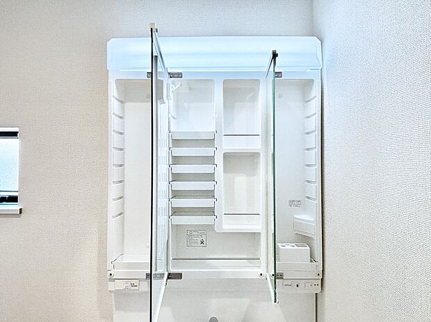 【その他設備(三面鏡裏収納)】三面鏡の裏に、化粧品や衛生用品などを収納可能。洗面台をすっきりと保ちます!