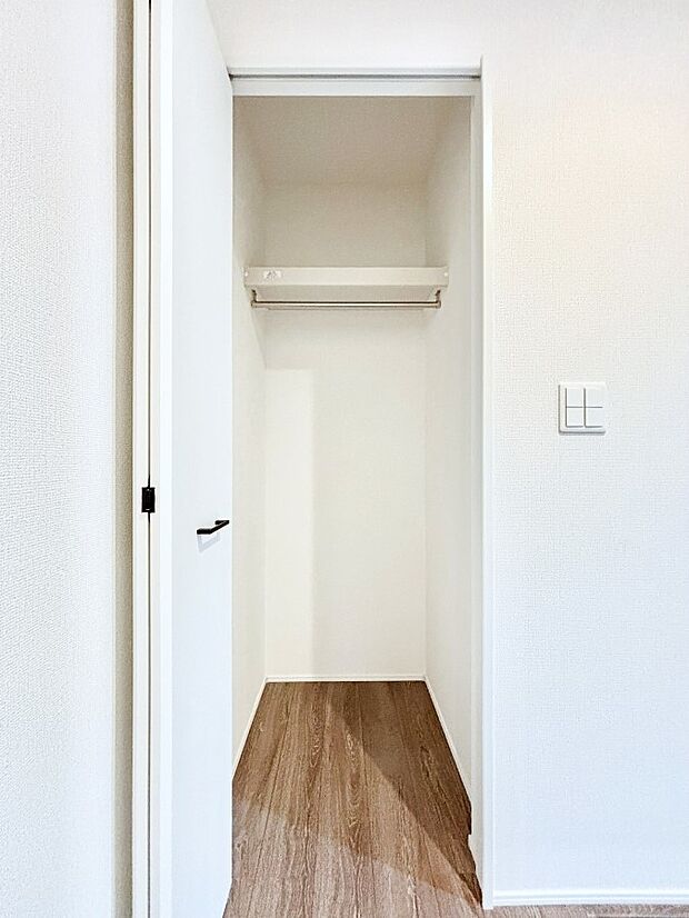 【その他設備(玄関ホール収納)】玄関ホール収納です。掃除道具やお出かけ用グッズの収納に便利です。