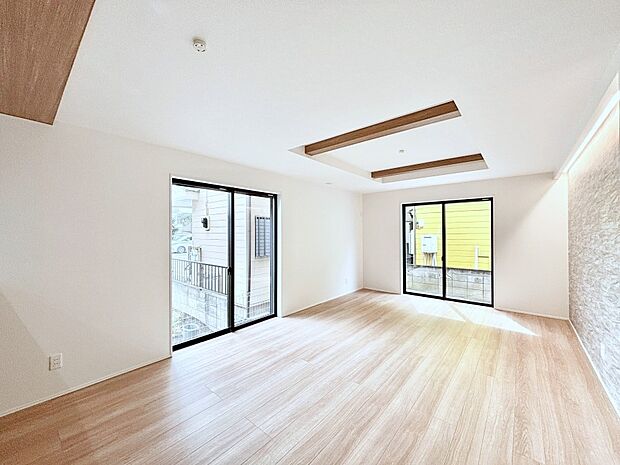 【リビングダイニング】大きな窓からたっぷりの陽光と風を感じられるリビング