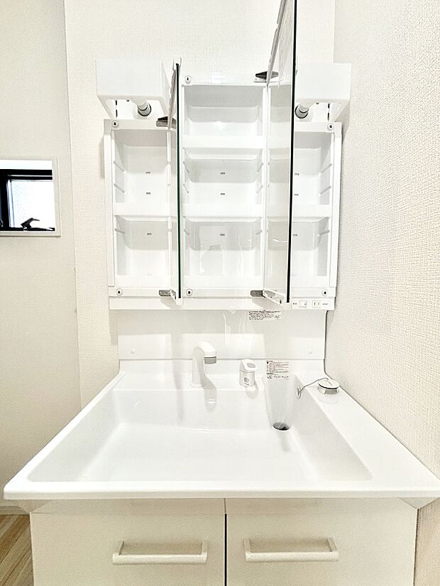 【その他設備(三面鏡裏収納)】三面鏡の裏に、化粧品や衛生用品などを収納可能。洗面台をすっきりと保ちます！