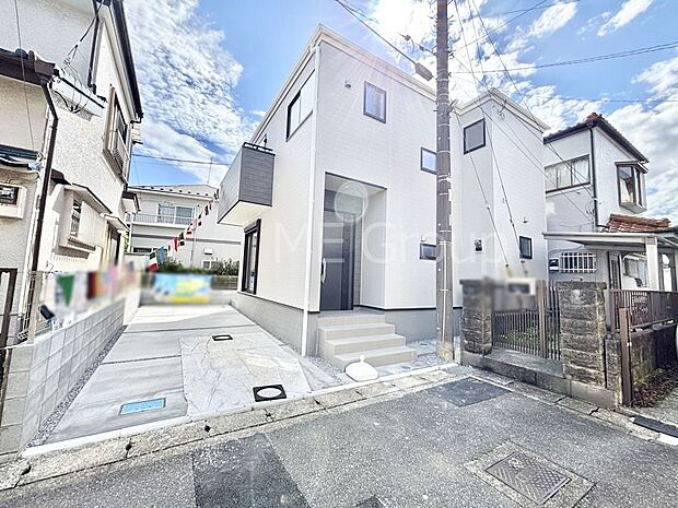 【現地外観写真】洗練された外観、上質な住空間が広がる室内は永く安心して過ごせる住居です。