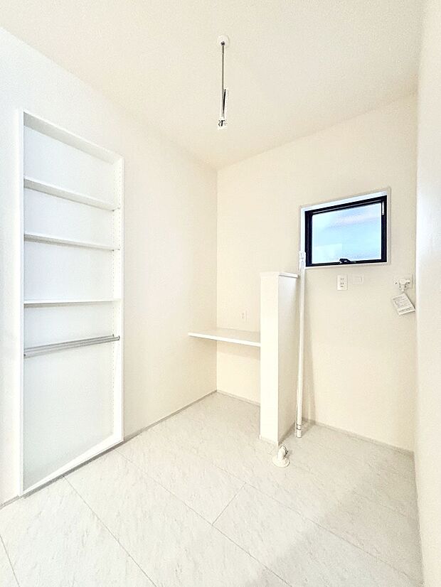 【その他設備(リネンスペース)】便利なリネン庫で、スッキリした使いやすい洗面室に