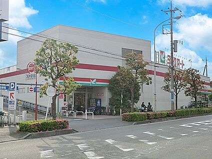 ヨークマート三室店 700m