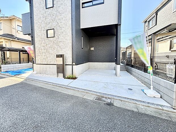 【駐車場】2台（車種による）駐車可！ご家族みんなの自転車も置ける広々カースペース。